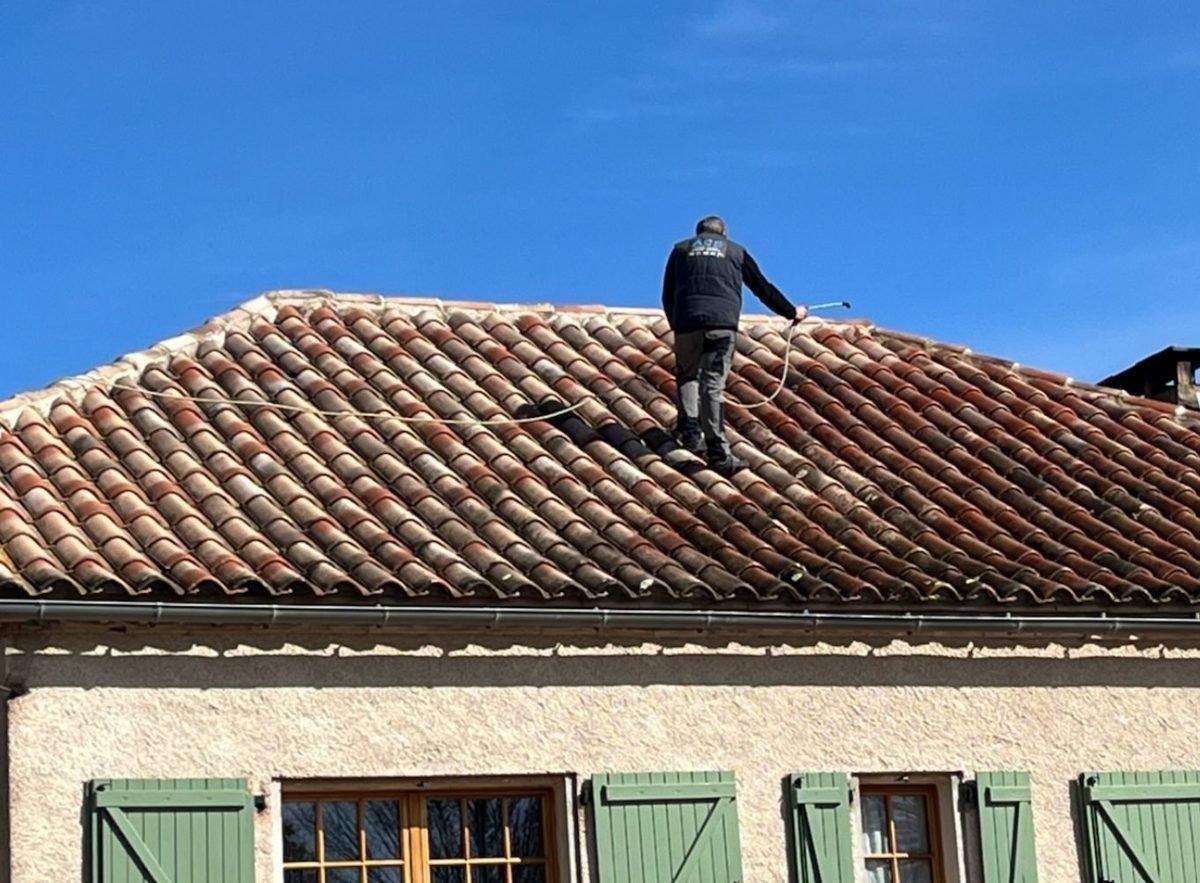 Couvreur sur une toiture